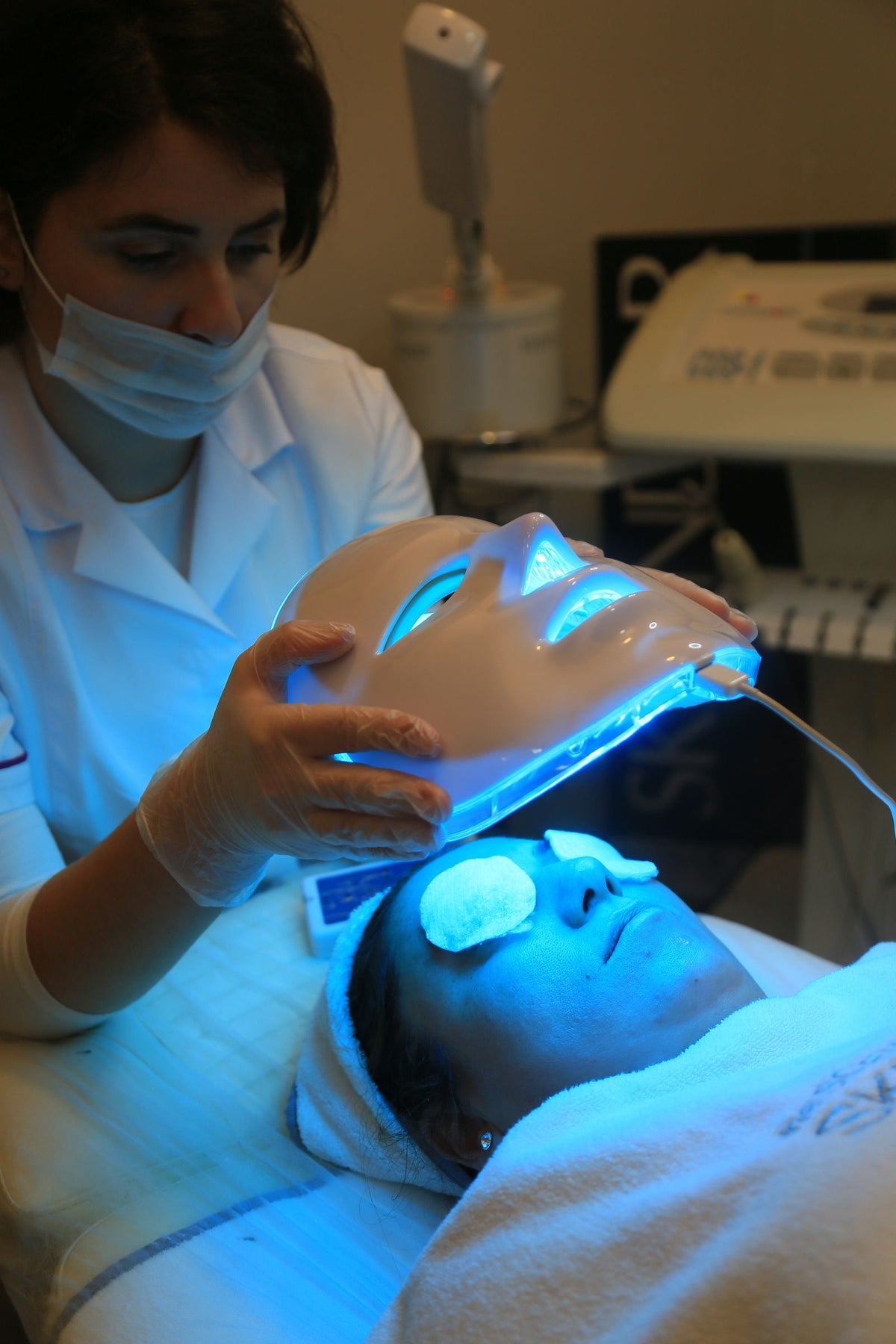 Pose d'un masque LED visage pendant un moment de soin