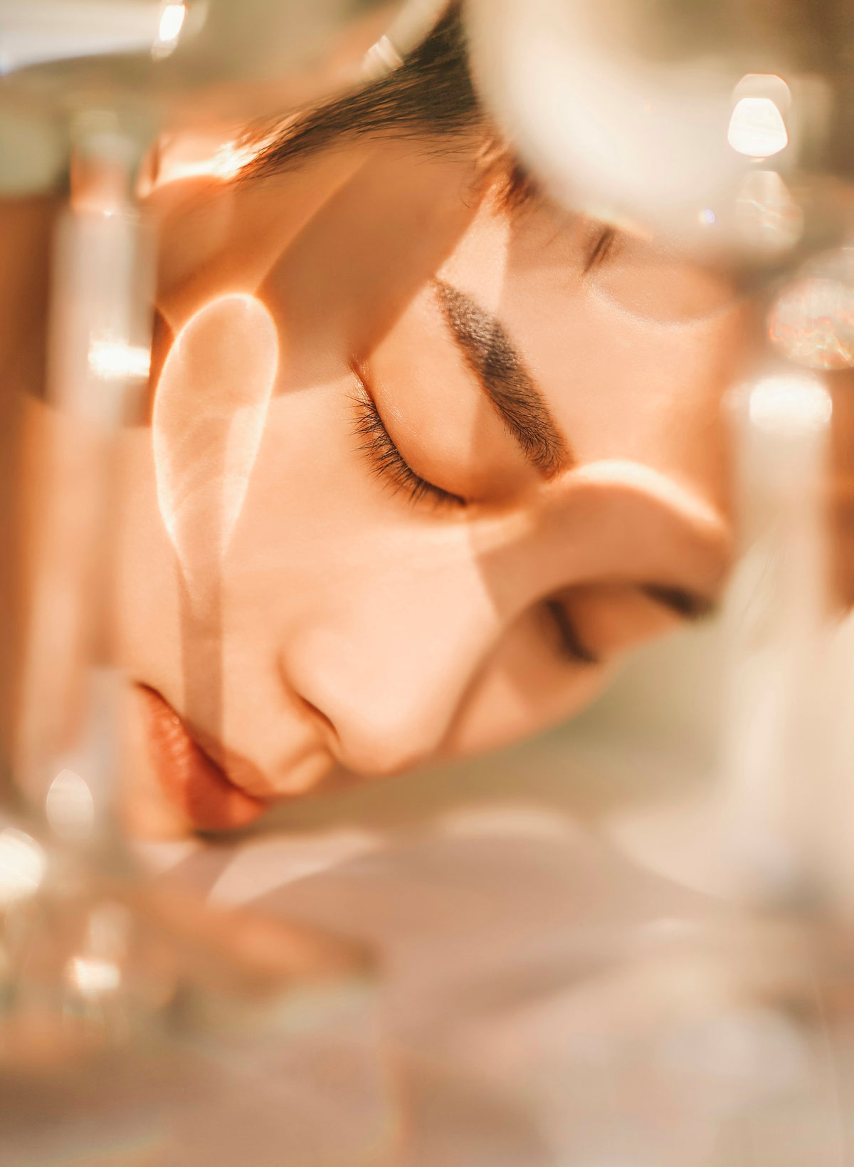 Visage de femme apaisé, yeux fermés